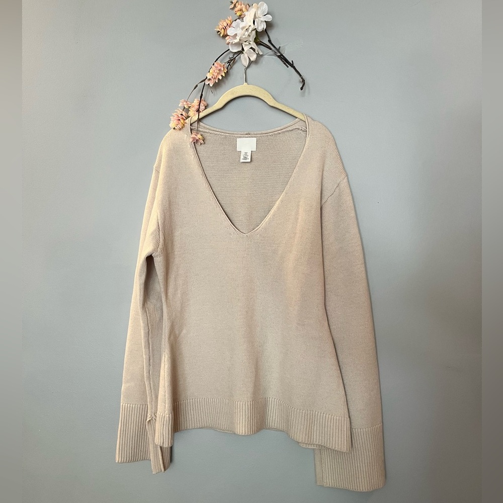 H&M V-Neck Cream Sweater | Deep V | Long sleeve | Cozy | Fall sweater